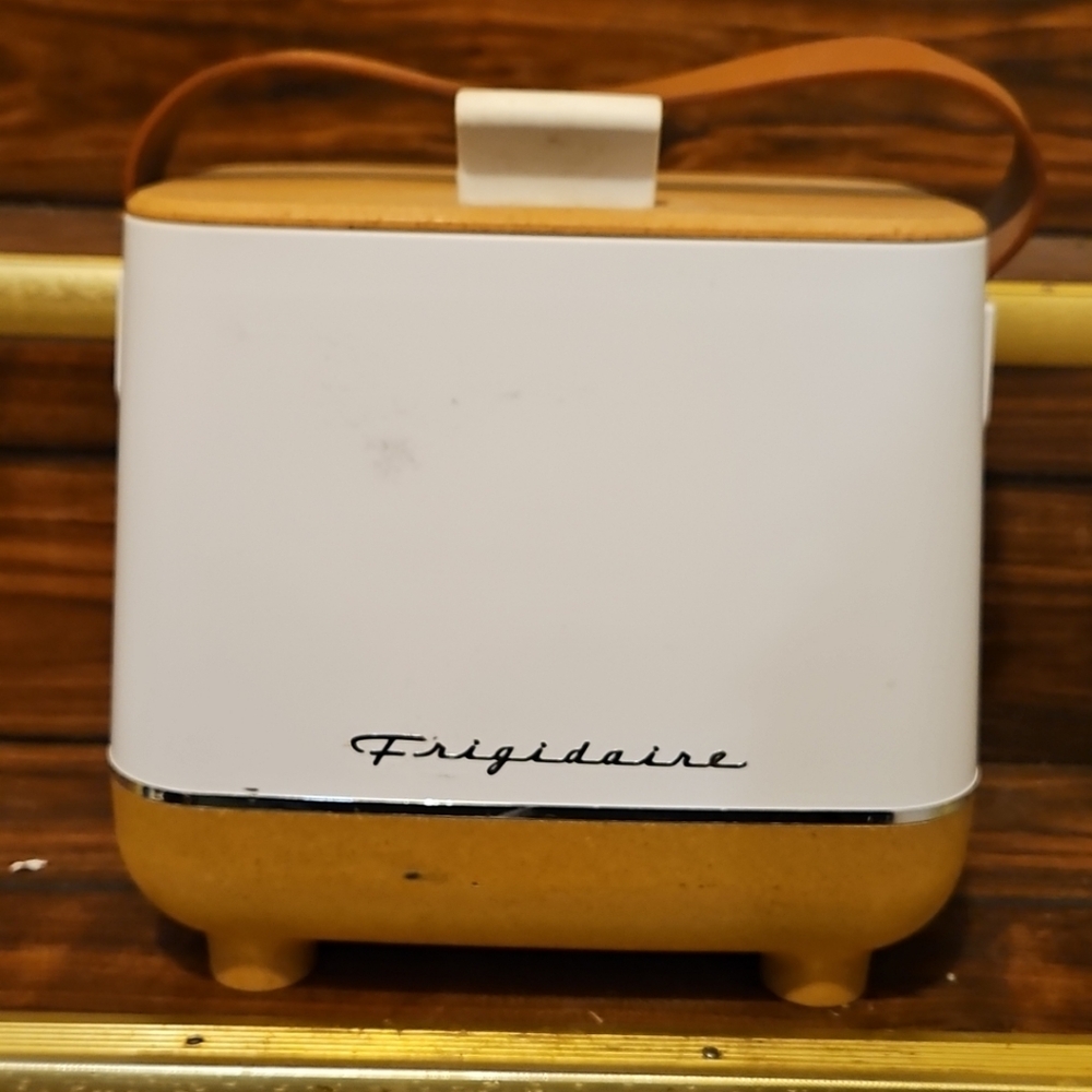 Fridgidaire Personal Mini Cooler/Refrigerator, Model Efmis310-white